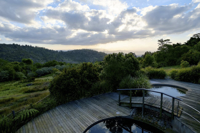 Nhiều gia đình lựa chọn khu nghỉ dưỡng O’Reilly’s Rainforest Retreat ở Gold Coast, Australia, để trải nghiệm các hoạt động như đi bộ đường trường tới 1 trong 500 thác nước xung quanh hay tham quan hang động Đom đóm.