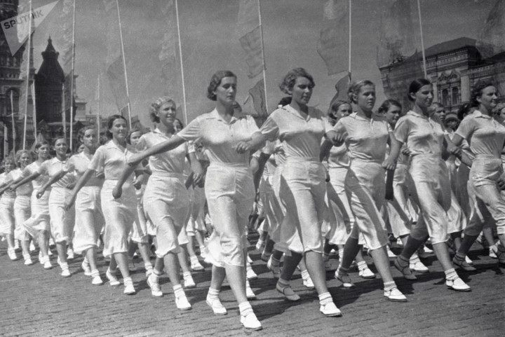 Các nữ VĐV Xô viết diễu hành trên Quảng trường Đỏ.