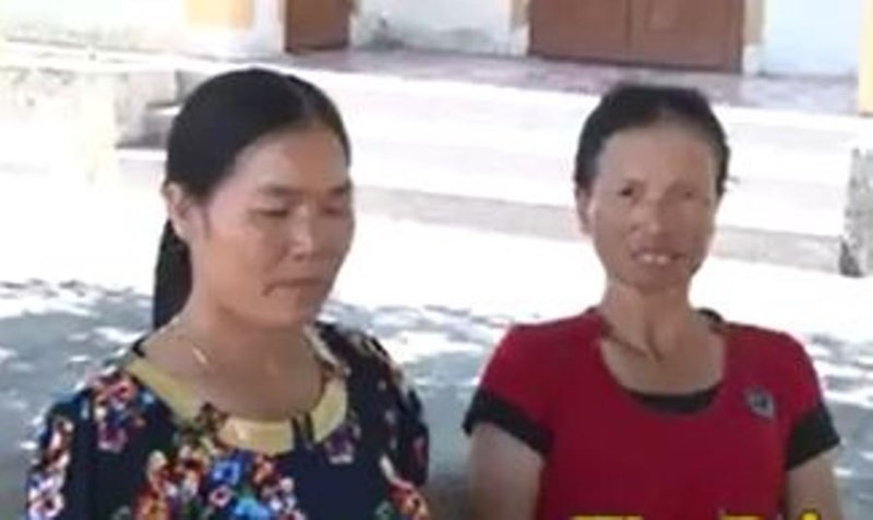 Bà Hương (phải) gặp lại người thân sau gần hai năm đi lạc.