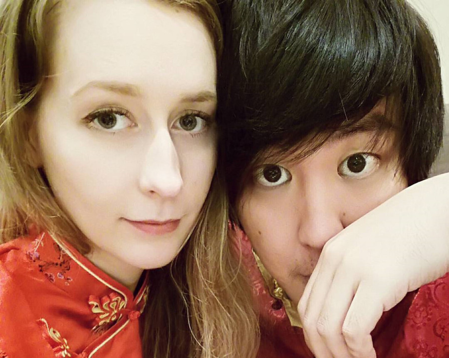 Một trong những bức hình hiếm hoi Keow để lộ quá nửa gương mặt của mình.