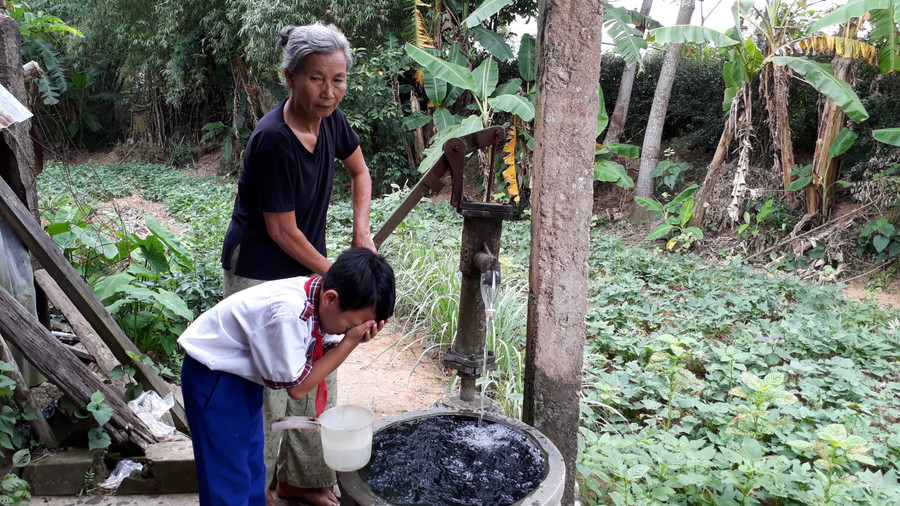 Người dân địa phương lo lắng khi sử dụng nước ô nhiễm. Người dân địa phương lo lắng khi sử dụng nước ô nhiễm.