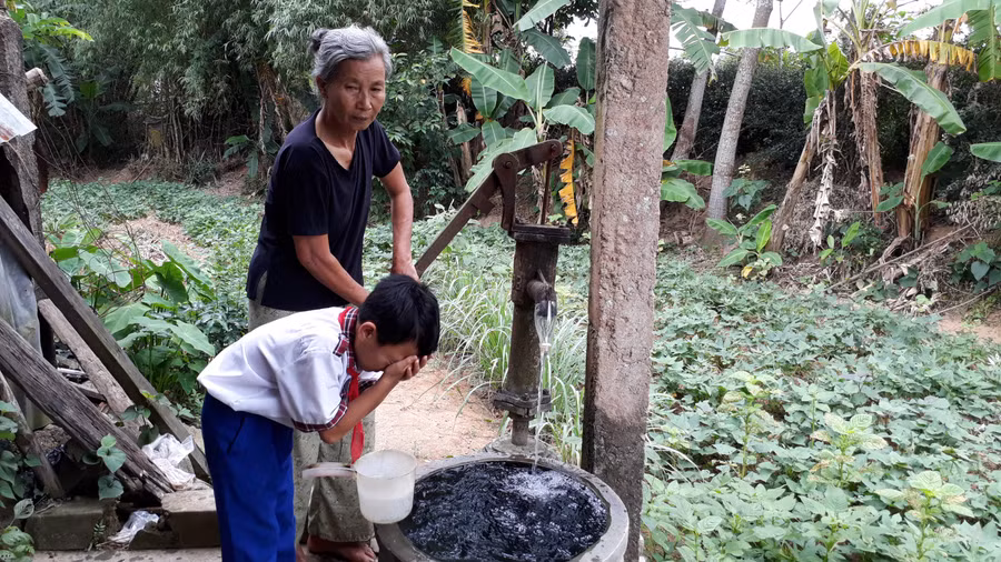Người dân địa phương lo lắng khi sử dụng nước ô nhiễm.
