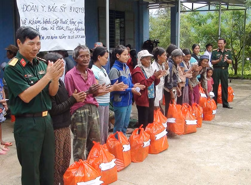 Lãnh đạo Bệnh viện Quân y 13 trao quà cho các đối tượng. Ảnh: Ngô Chiến