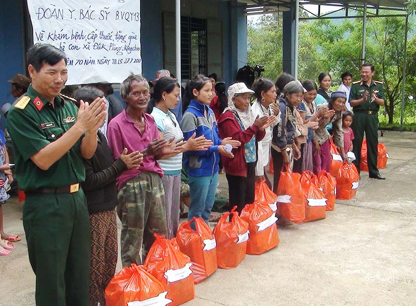 Lãnh đạo Bệnh viện Quân y 13 trao quà cho các đối tượng. Ảnh: Ngô Chiến