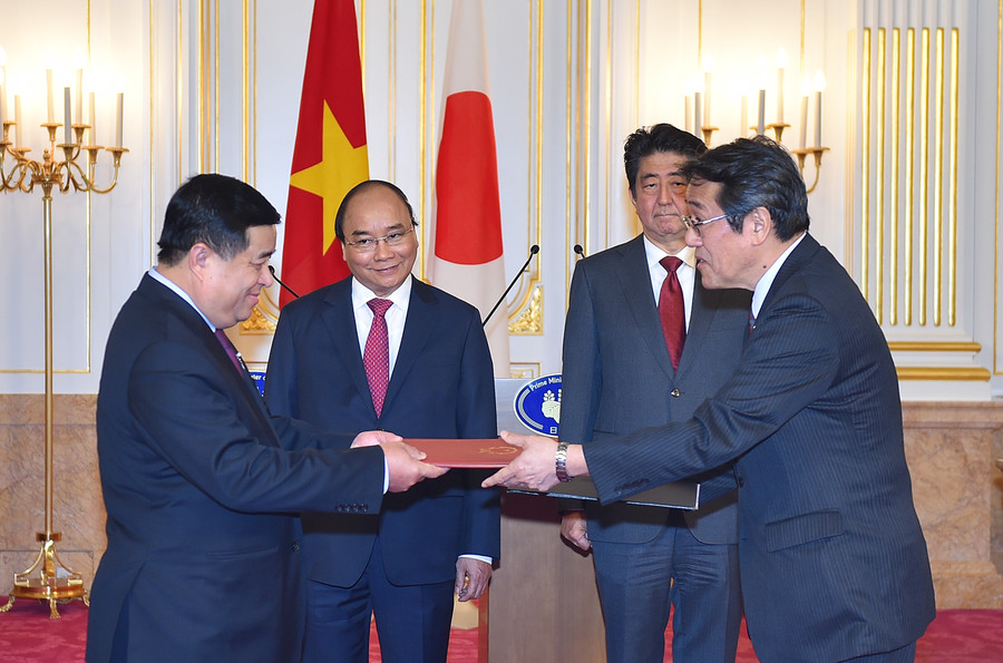 Hai Thủ tướng chứng kiến lễ trao các văn kiện hợp tác hai nước.