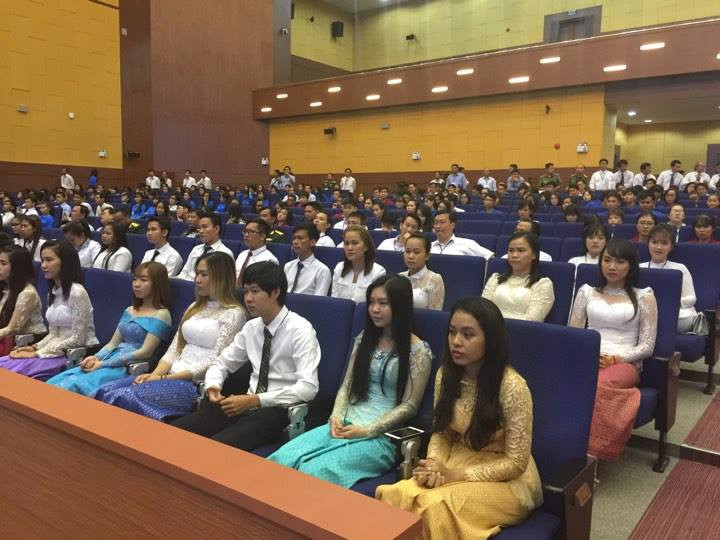Các du học sinh Campuchia tại Việt Nam tham dự buổi tiếp đón Thủ tướng Hun Sen Các du học sinh Campuchia tại Việt Nam tham dự buổi tiếp đón Thủ tướng Hun Sen