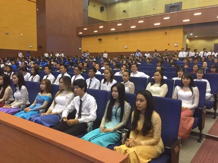  Các du học sinh Campuchia tại Việt Nam tham dự buổi tiếp đón Thủ tướng Hun Sen