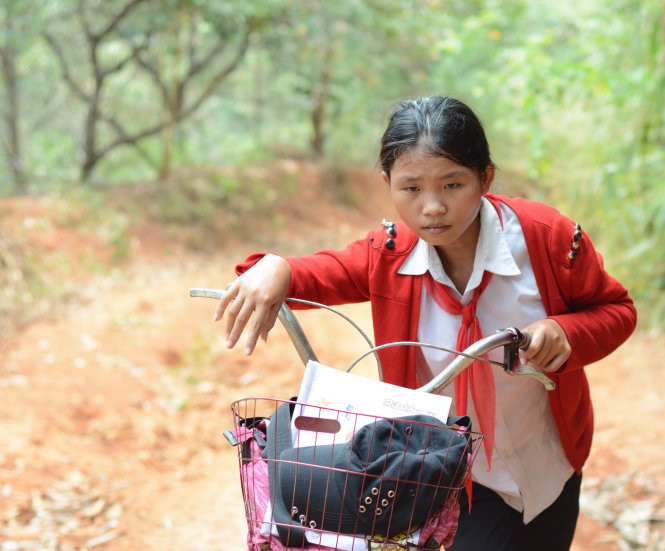 Huyền nhịn ăn sáng dắt bộ chiếc xe đạp cọc cạch lên xuống dốc cao để đến trường Huyền nhịn ăn sáng dắt bộ chiếc xe đạp cọc cạch lên xuống dốc cao để đến trường