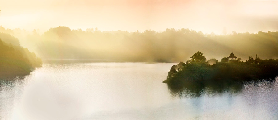 Phong cảnh non nước hữu tình kết hợp với nắng & mây tạo nên không gian “mờ ảo” vô cùng thần bí