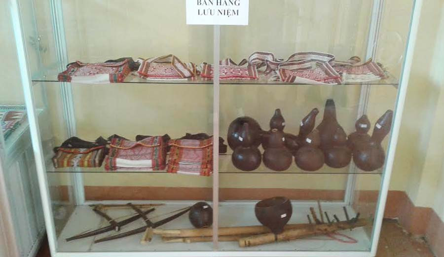 Các sản phẩm truyền thống được trưng bày tại Nhà lưu niệm Anh hùng Núp. Ảnh: Hà Duyệt