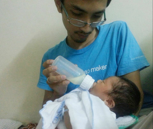 Câu chuyện chăm sóc con từ việc đi xin sữa, cho ăn... được ông bố trẻ Trình Tuấn (30 tuổi, sống ở quận Tân Bình, TP HCM) chia sẻ từng khiến nhiều người phải suy nghĩ. Sau khi sinh con được 10 ngày, vợ anh qua đời. Một mình anh đã chăm sóc cho đứa con gái tên Nguyễn Kim Yến Nhi (hay còn có tên gọi khác là bé Ủn) từ việc thay tã, tắm rửa, cho ăn... Anh vừa là bố, vừa là mẹ cho thiên thần của mình. Loạt ảnh về cảnh 