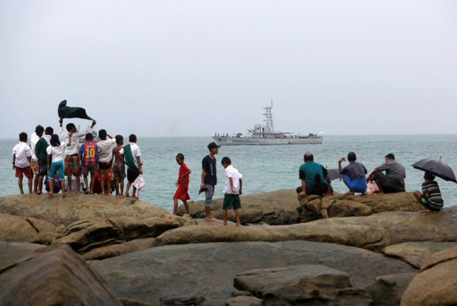 Người dân Myanmar quan sát một tàu chiến tham gia tìm kiếm thi thể nạn nhân vụ rơi máy bay.