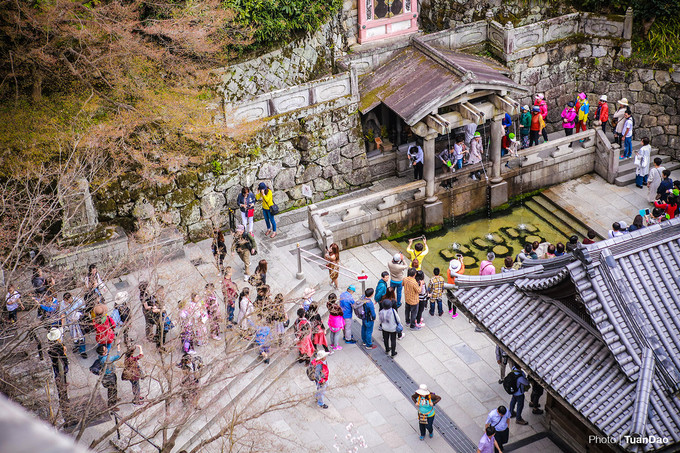 Dưới chân núi là dòng suối thiêng Otowa với 3 dòng nước biểu trưng cho: trường thọ, thành đạt và hạnh phúc. Du khách muốn cầu mong điều gì thì uống nước ở dòng suối đó. Dưới chân núi là dòng suối thiêng Otowa với 3 dòng nước biểu trưng cho: trường thọ, thành đạt và hạnh phúc. Du khách muốn cầu mong điều gì thì uống nước ở dòng suối đó.