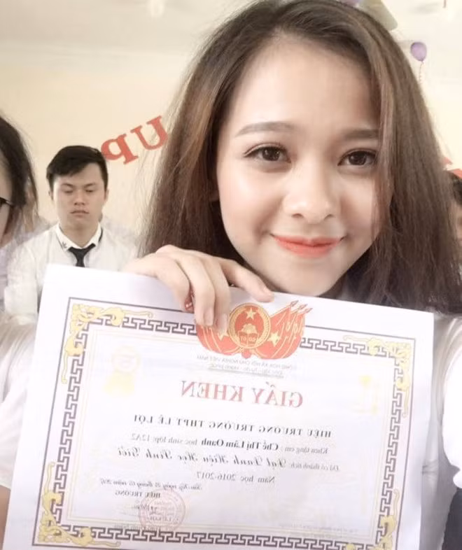 Khoảnh khắc nữ sinh trong lễ bế giảng được nhiều người khen ngợi.