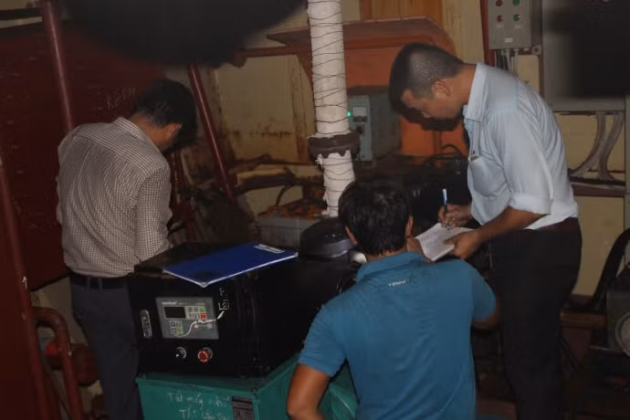 Các chuyên gia, kỹ sư kiểm tra máy tàu thép BĐ 99029 TS của ngư dân Trần Văn Hạo ở TP Quy Nhơn.