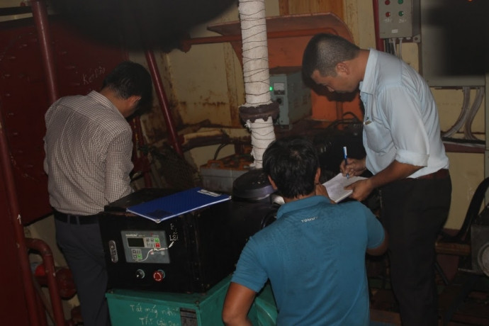 Các chuyên gia, kỹ sư kiểm tra máy tàu thép BĐ 99029 TS của ngư dân Trần Văn Hạo ở TP Quy Nhơn.