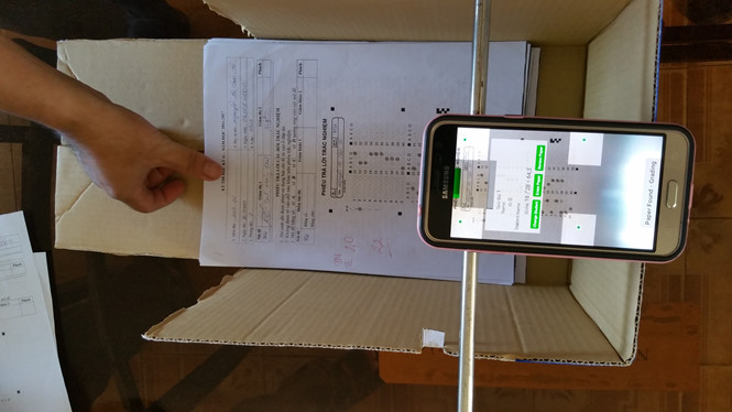 Dụng cụ chấm thi bằng smartphone của thầy Cường rất đơn giản nhưng mang lại hiệu quả cao