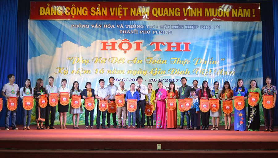 Ban tổ chức trao cờ luân lưu cho các đội. Ảnh: Anh Huy Ban tổ chức trao cờ luân lưu cho các đội. Ảnh: Anh Huy