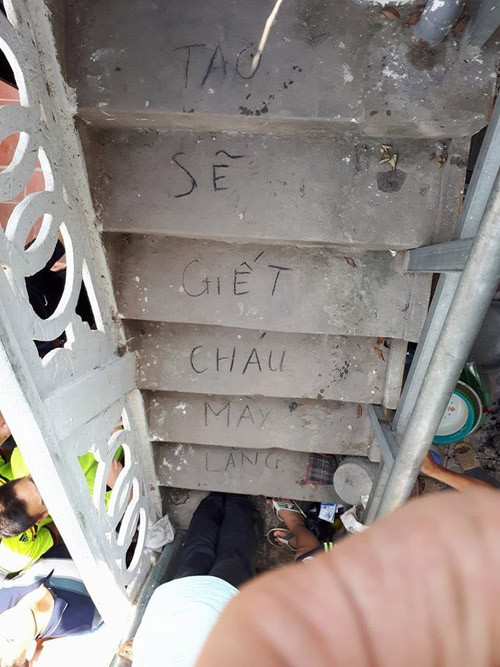 Dòng chữ "Tao sẽ giết cháu mày, Lăng" được cho là của hung thủ để lại hiện trường Dòng chữ