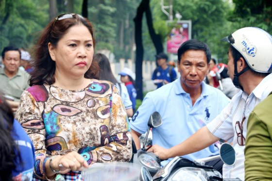 Vẻ lo lắng hiện rõ trên khuôn mặt những người làm cha làm mẹ.