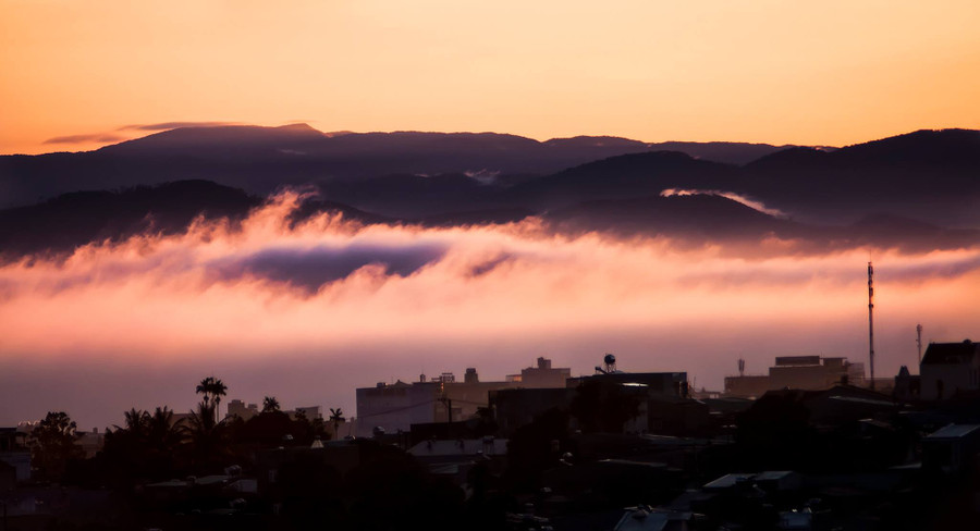 Mây và phố như được quyện vào nhau tạo thành một bức tranh đẹp lạ