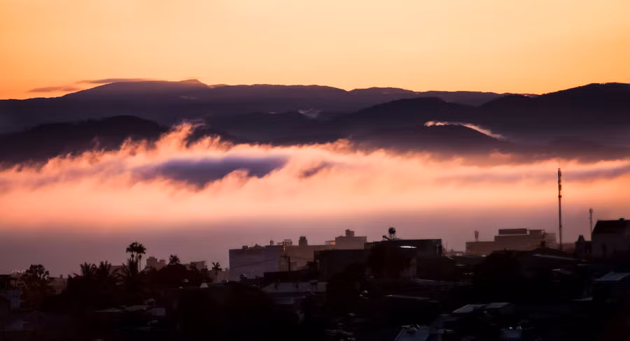 Mây và phố như được quyện vào nhau tạo thành một bức tranh đẹp lạ