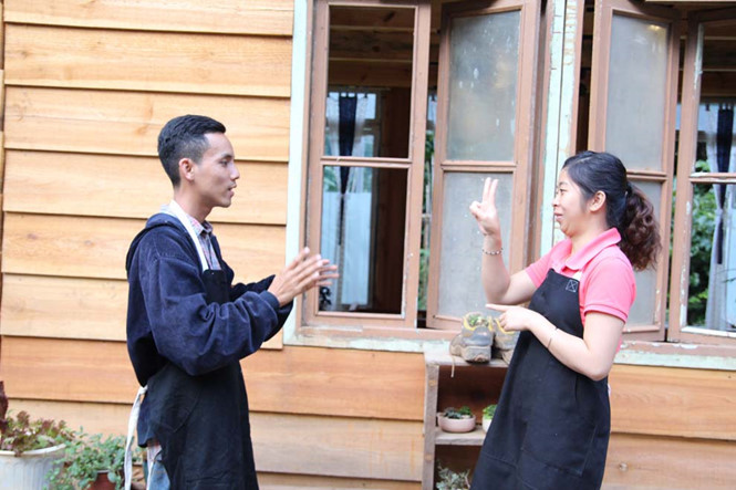 Ở Nhà của thời thanh xuân, không ai nói tiếng nào, chỉ có ngôn ngữ ký hiệu và những nụ cười thân thiện Ở Nhà của thời thanh xuân, không ai nói tiếng nào, chỉ có ngôn ngữ ký hiệu và những nụ cười thân thiện
