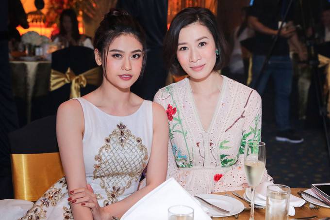 Trương Quỳnh Anh bên Xa Thi Mạn. Trương Quỳnh Anh bên Xa Thi Mạn.