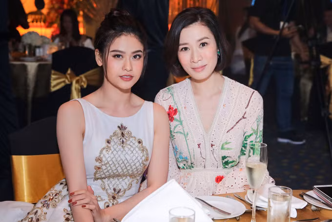 Trương Quỳnh Anh bên Xa Thi Mạn.