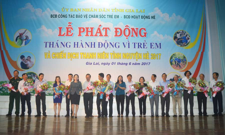 Trao hoa cho các doanh nghiệp, đơn vị tài trợ cho Quỹ Bảo trợ Trẻ em tỉnh. Ảnh: Đ.Y