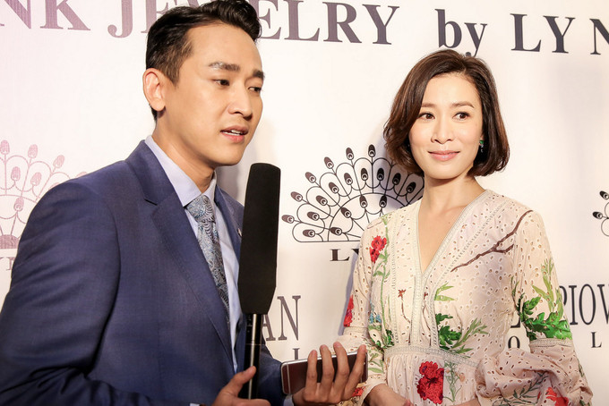 Hứa Vĩ Văn phỏng vấn diễn viên bằng tiếng Quảng Đông. Hứa Vĩ Văn phỏng vấn diễn viên bằng tiếng Quảng Đông.