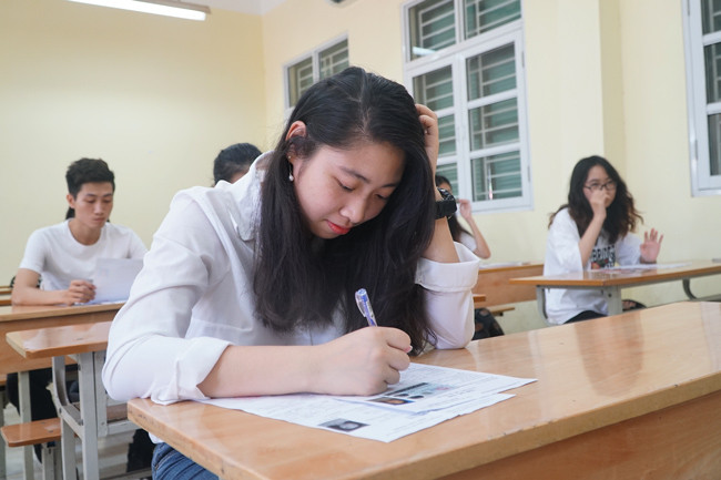 Vẻ đáng yêu của các thí sinh khi suy nghĩ làm bài thi.