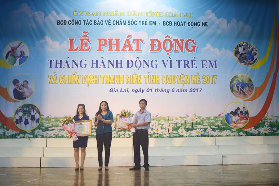 Chủ tịch Ủy ban nhân dân tỉnh tặng bằng khen cho 2 tập thể đã tích cực vận động, đóng góp Quỹ. Ảnh: Đ.Y