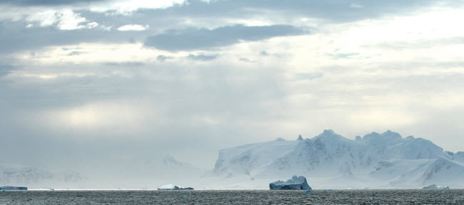 Tại Nam Cực, mặt trời chỉ xuất hiện vào lúc giữa trưa vào thời gian từ tháng 9 năm trước đến tháng 4 năm sau. Tại Nam Cực, mặt trời chỉ xuất hiện vào lúc giữa trưa vào thời gian từ tháng 9 năm trước đến tháng 4 năm sau.