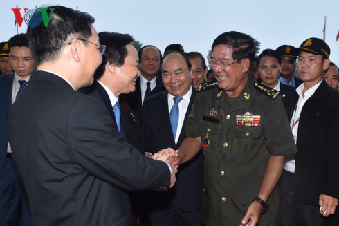 Thủ tướng Campuchia Hun Sen bắt tay các thành viên Chính phủ Việt Nam. Thủ tướng Campuchia Hun Sen bắt tay các thành viên Chính phủ Việt Nam.