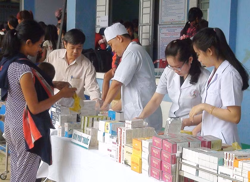 Cấp thuốc sau khám, tư vấn. Ảnh: Ngô Chiến