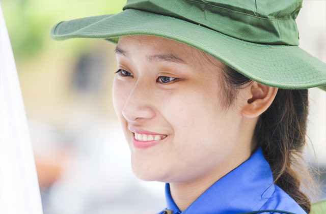 Nét đẹp giản dị của thiếu nữ tình nguyện.
