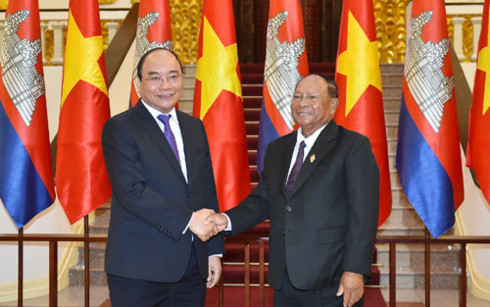 Thủ tướng Nguyễn Xuân Phúc (bên trái) tiếp Chủ tịch Quốc hội Vương quốc Campuchia Samdech Heng Samrin. Thủ tướng Nguyễn Xuân Phúc (bên trái) tiếp Chủ tịch Quốc hội Vương quốc Campuchia Samdech Heng Samrin.