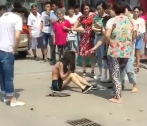Để kéo chồng quay lại với gia đình, việc đánh ghen rầm rộ là phản tác dụng. Ảnh minh họa. Để kéo chồng quay lại với gia đình, việc đánh ghen rầm rộ là phản tác dụng. Ảnh minh họa.