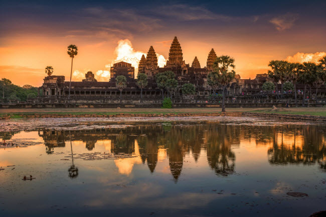 Ánh bình minh chiếu vào những áng mây trông như lửa cháy sau khu đền Angkor Wat ở Campuchia. Ánh bình minh chiếu vào những áng mây trông như lửa cháy sau khu đền Angkor Wat ở Campuchia.
