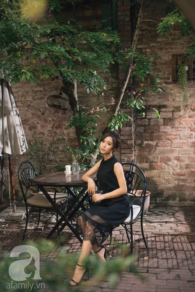 Và cuối cùng, vẫn là váy trơn màu nhưng với gam màu đen đơn giản, thiết kế váy không tay mát lành nhưng vẫn hội tụ đầy đủ sự thanh lịch và kín đáo cần thiết.