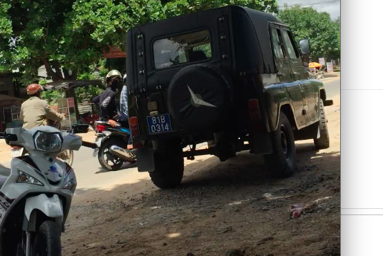 Quản lý Thị trường tỉnh Gia Lai cho biết sẽ hội ý để xử lý kỷ luật cá nhân vi phạm khi chặn xe đang lưu thông. Quản lý thị trường tỉnh Gia Lai cho biết sẽ hội ý để xử lý kỷ luật cá nhân vi phạm khi chặn xe đang lưu thông.