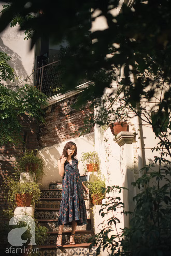 Thêm một thiết kế váy sơmi hoa cũng điệu đà và cổ điển không kém.