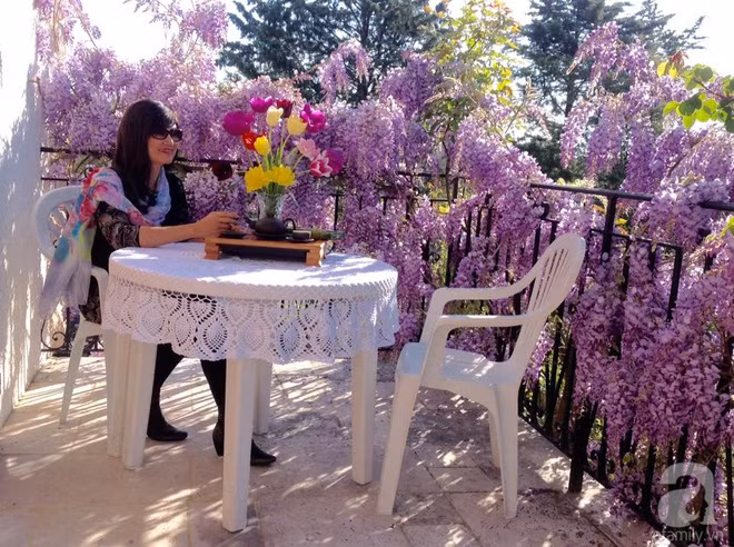 Chị Thùy Dương bên ban công nhà mình.