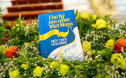 Cuốn sách "Thế kỷ âm nhạc Việt Nam: Một thời hòa bình" của Thụy Kha.  Cuốn sách