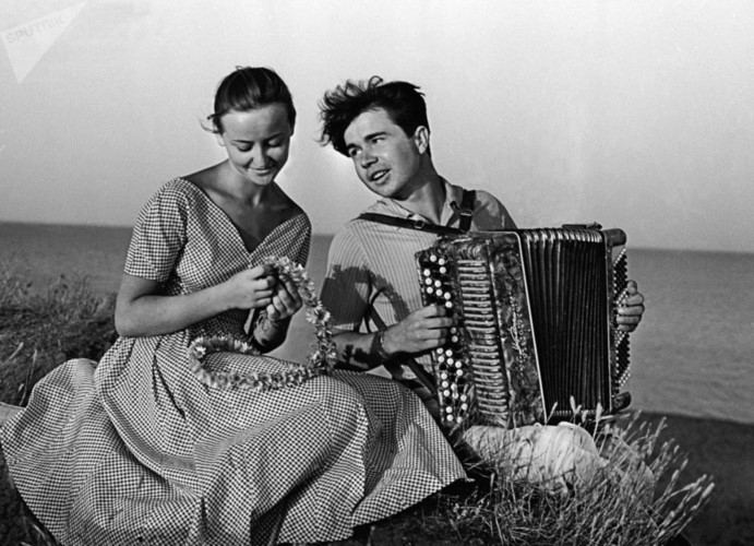 Chàng trai không thể rời mắt khỏi cô bạn gái xinh đẹp của mình.