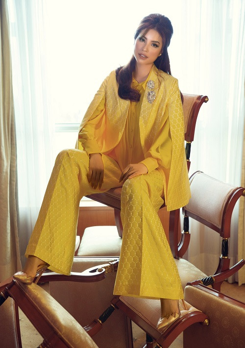 Những chiếc áo khoác đi kèm là nhân tố góp phần khắc hoạ nên màu sắc chung của tổng thể theo phong cách cổ điển với mốt cổ tròn hay tay xẻ cape đặc trưng