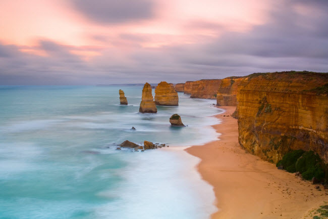 Khung cảnh lúc rạng đông trong công viên biển quốc gia Twelve Apostles ở Australia. Khung cảnh lúc rạng đông trong công viên biển quốc gia Twelve Apostles ở Australia.