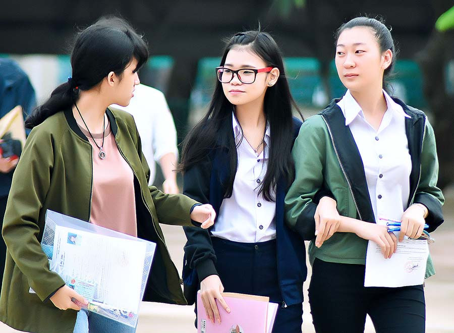 Thí sinh trao đổi bài sau khi kết thúc thi môn Toán. Ảnh: Đ.T