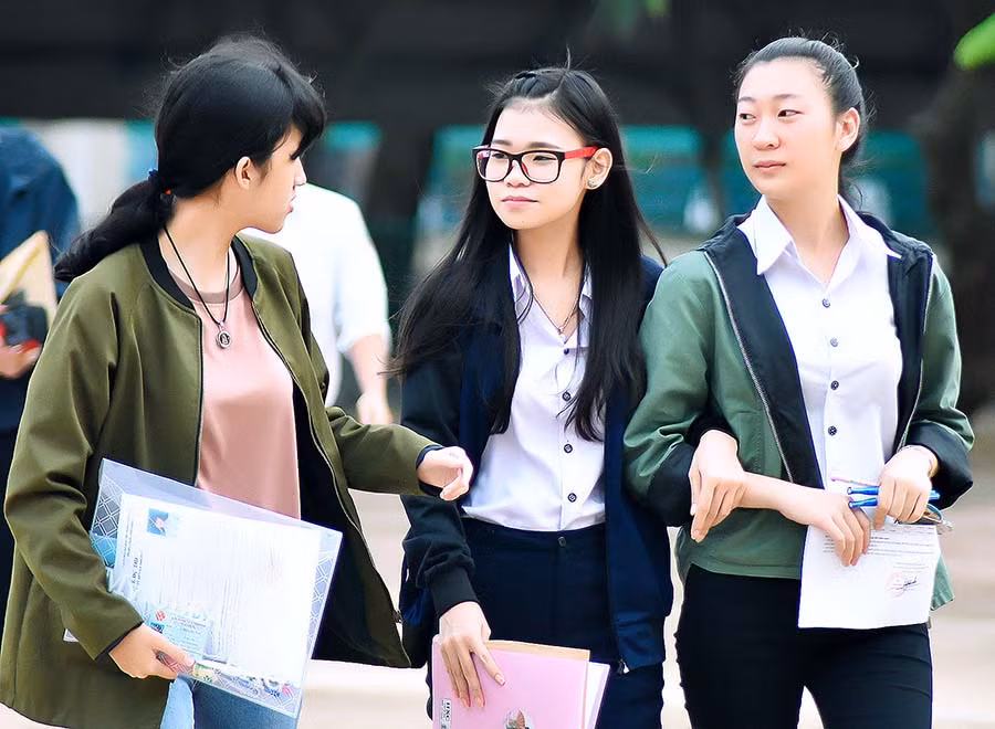 Thí sinh trao đổi bài sau khi kết thúc thi môn Toán. Ảnh: Đ.T